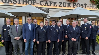 Zu den Gratulanten zählten Kreisbrandrat Christof Strobl, Landrat Richard Reisinger und 2. Bürgermeister von Hirschbach, Stefan Steger (v.l.). In der Mitte die Jubilare Klaus Renner (4.v.l.), Rita Hafner (5.v.l.) und Hans Scharrer (7.v.l.), Thomas Gössl (4.v.r.) und Ralf Schneider (5.v.r.) mit weiteren Kameraden. (Bild: Martina Beierl)