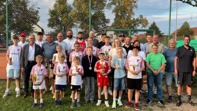 Ehrengäste und Sieger der Stadtmeisterschaft im Tennis. (Bild: Jens Hagen)