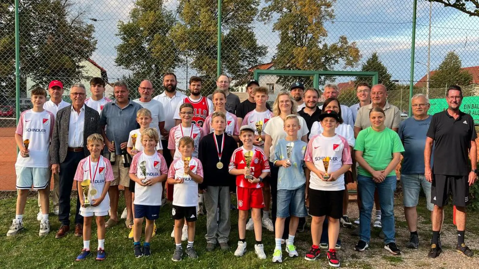 Ehrengäste und Sieger der Stadtmeisterschaft im Tennis. (Bild: Jens Hagen)