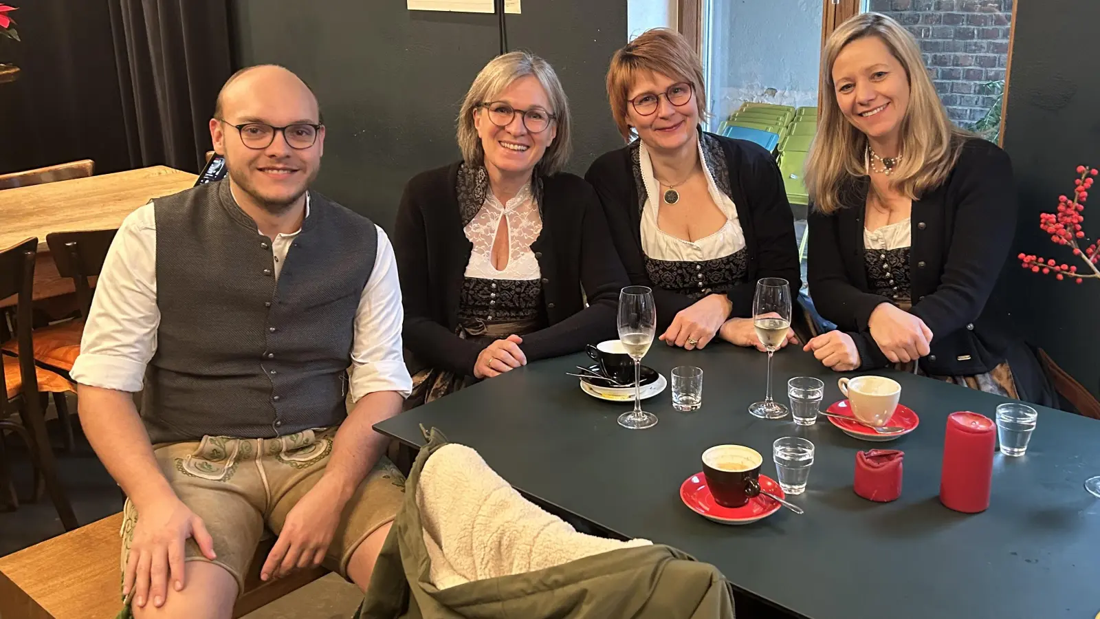 Bild von links: Philipp Bauriedl von Bocklblech, das Gesangstrio TriAngel mit Doris Völkl, Andrea Götz und Steffi Daubenmerkl. (Bild: Steffi Daubenmerkl)