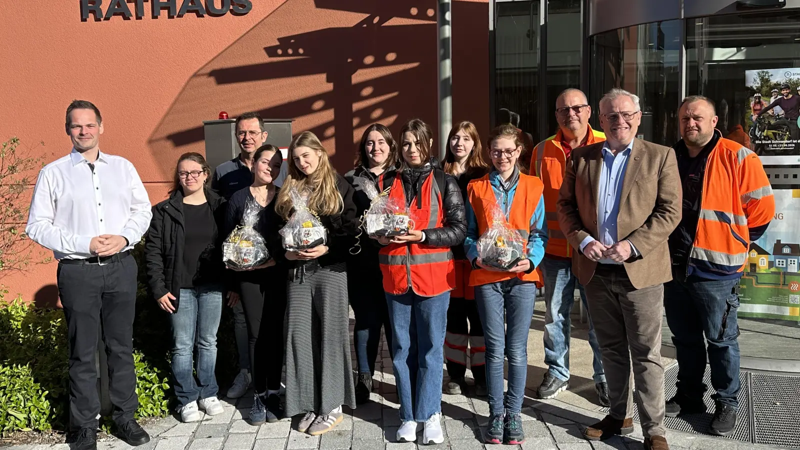 Zu Beginn des Girls' Days begrüßte Oberbürgermeister Andreas Feller (2. v. r.) zusammen mit Norbert Zimmermann (Sachgebietsleiter Personal und Organisation, links) und den zuständigen Sachgebietsleitern die Mädchen im Schwandorfer Rathaus. (Bild: Lara Schmaus)