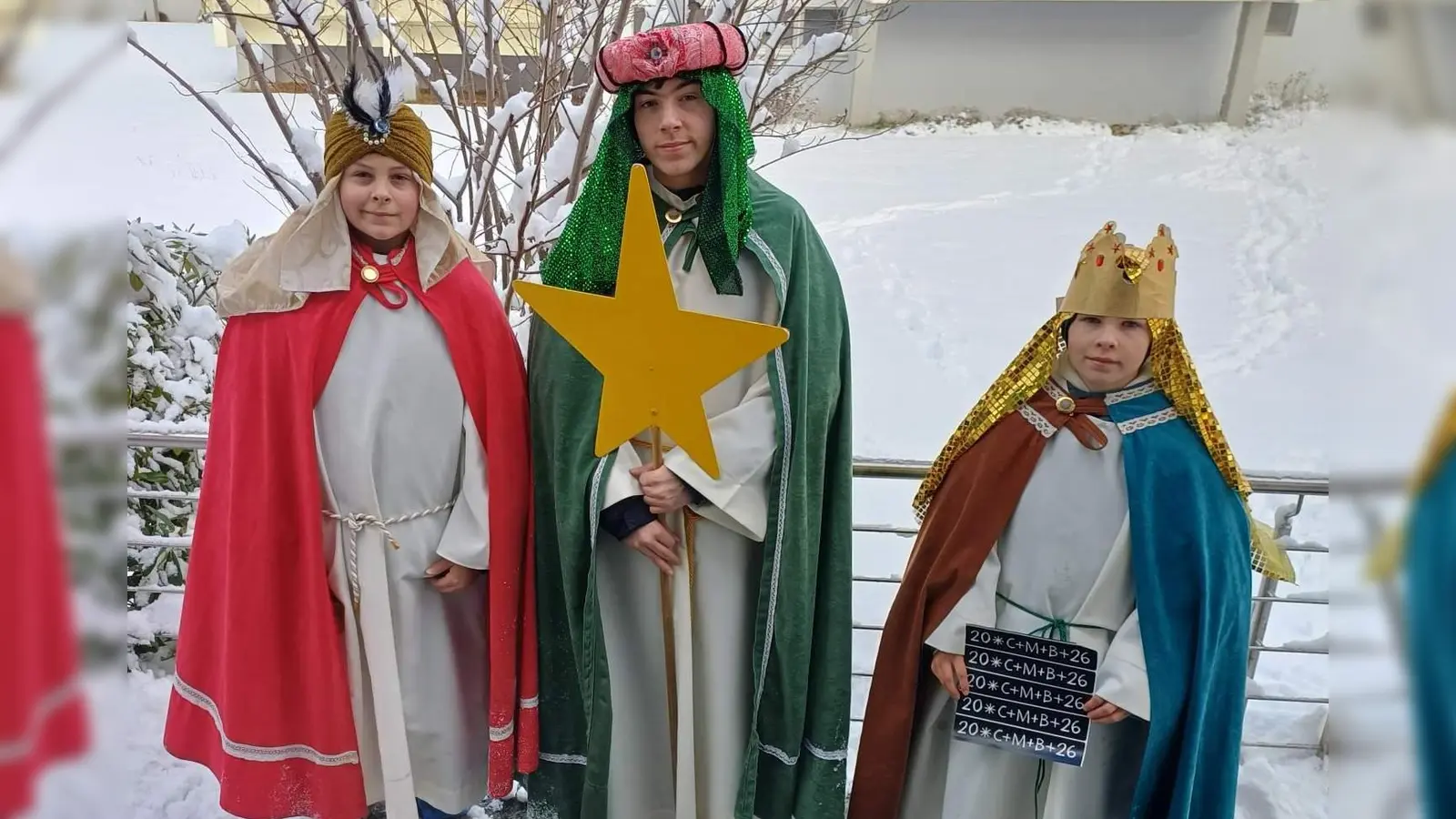 Von Freitag bis zum Dreikönigstag waren die Sternsinger im Hirschauer Stadtgebiet, in Weiher, Krickelsdorf und Ehenfeld unter dem Leitwort „Schule statt Fabrik! Sternsingen gegen Kinderarbeit“ von Haus zu Haus unterwegs.  (Bild: Werner Schulz)