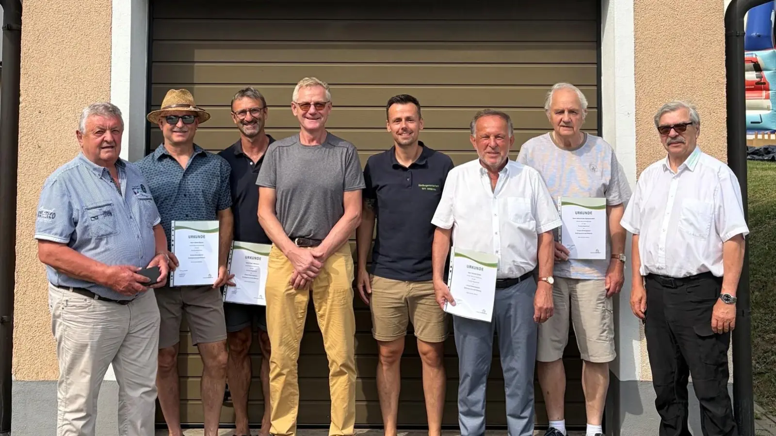 Bild Jubilare: Theresa Wittmann Von Links: Alois Bruischütz, Alfons Bogner, Peter Wittmann, Rudi Rath, Vorstand Michael Renner, Norbert Zeitler, Hans-Günter Spickenreuther, Bezirksvorsitzender Reinhard Ott (Bild: Theresa Wittmann)