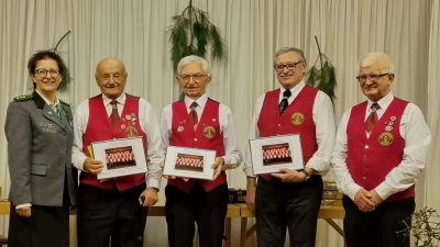 30ig-jährige Mitarbeit im Chor: Schützenmeisterin Annette Rauscher, Schriftführer Manfred Siegert, 2. Notenwart Hermann Graf, 1. Notenwart Konrad Müller, Chorsprecher Gerhard Lehner (Bild: Martin Peter)
