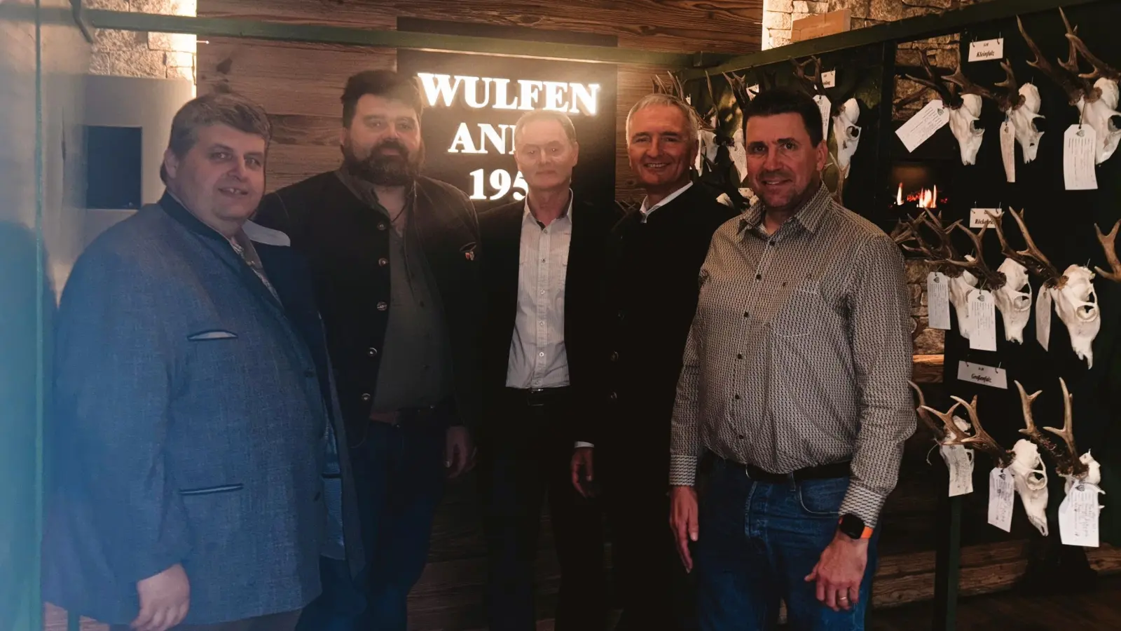 Bei der Hegeschau trafen sich (von links) Jagdberater Dieter Dehling, Kreisgruppenvorsitzender Stefan Frank, Johann Scheiterer von der Unteren Jagdbehörde, MdL Dr. Harald Schwartz und Fischereivereins-Vorsitzender Prof. Dr. Tim Jüntgen. (Bild: Joachim Gebhardt)