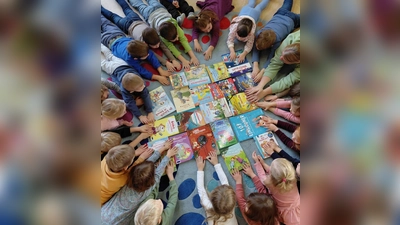 Vorlesemarathon in den Kindergartengruppen. (Bild: Melanie Weininger)