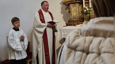 Pfarrer Ronald Liesaus und Mini Jonas Ogarek beim Patroziniumsgottesdienst.  (Bild: Gabriele Buchbinder )