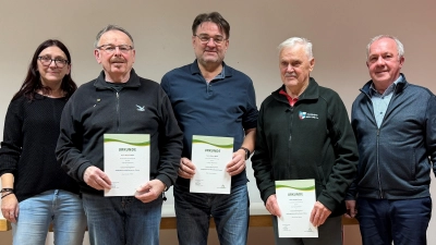 Ehrung der langjährigen Mitglieder Richard Baier, Roland Meiler, und Heribert Renner (Bild: Gerhard Scharl)