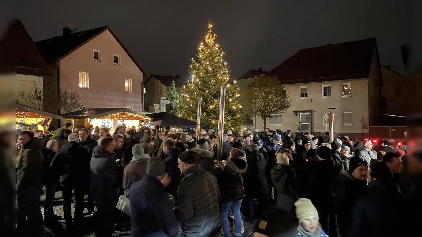 Die Veranstaltungsreihe „Advent-After-Work-Partys in Kirchenthumbach, wird vom Marktverband fortgeführt. Das kleine Winterdorf steht am Turnerplatz. Einige Vereine übernehmen in bester Manier wieder die Bewirtung. (Bild: Petra Lettner)