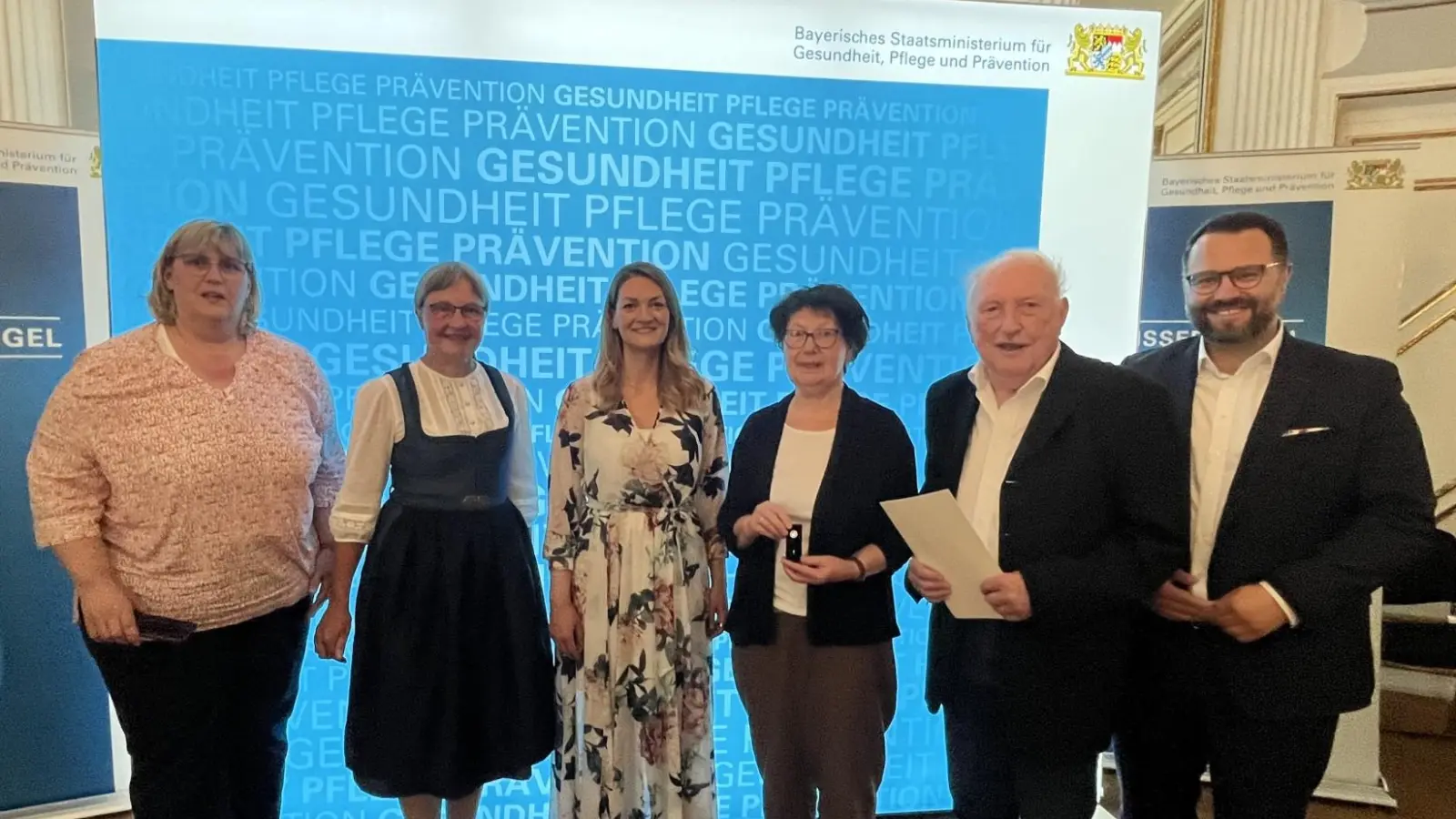 Von links: Gabriele Schicker (Leitung Ambulanter Hospizdienst Caritas Tirschenreuth), Rita Korb (Dritte Bürgermeisterin Wiesau), Judith Gerlach (Bayerische Staatsministerin für Gesundheit, Pflege und Prävention), Inge und Theo Lehner, Matthias Grundler (Stellv. Landrat Tirschenreuth). (Bild: Rita Korb)