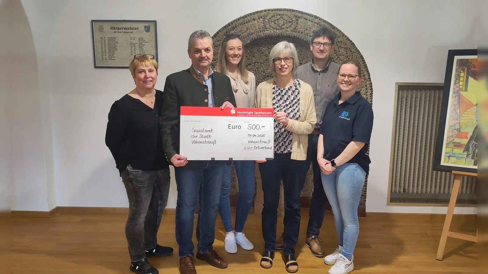 CSU Ortsvorsitzender Andreas Wutzlhofer übergibt den Spendenscheck an Frau Anzer vom Sozialamt der Stadt Vohenstrauß (Bild: Thomas Eiber)
