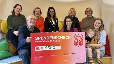 Kurt Seggewiß (vorn li.) dankt Zuzanna Prusko (vorn Mitte) für die großzügige Spende. Mit ihm freuen sich Gabriele Knobel-Berberich und Ruth Neumann (hinten v. re.) (Bild: Theresa Fischer)