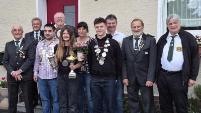 Die Königsproklamation der Naabtalschützen, Von links : Josef Biller, Hans Hermann, Schützenkönig Matthias Zwack, Schützenmeister Karl Eckert, Lena Geitner, Claudia Geitner, Kilian Geitner, Michael Biller, Josef Appl und Ehrenschützenmeister Adolf Praschel. <br> (Bild: Hans Schlosser)