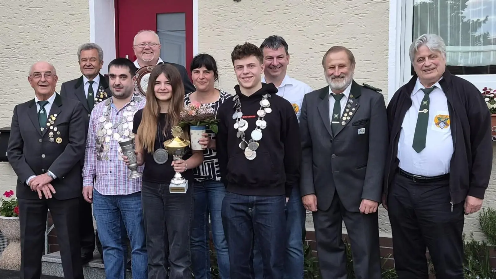 Die Königsproklamation der Naabtalschützen, Von links : Josef Biller, Hans Hermann, Schützenkönig Matthias Zwack, Schützenmeister Karl Eckert, Lena Geitner, Claudia Geitner, Kilian Geitner, Michael Biller, Josef Appl und Ehrenschützenmeister Adolf Praschel. <br> (Bild: Hans Schlosser)