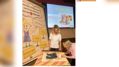 Unter der Leitung von Eva Fröhlich üben die Teilnehmenden konzentriert die Wiederbelebung von Kindern – ein Wissen, das im Ernstfall entscheidend sein kann. (Bild: Eva Fröhlich )