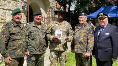 Die Reservistenkameradschaft Freihung gratulierte im letzten Jahr mit weiteren Ehrengästen den neuen Kommandeur Colonel Donald R. Neal Jr. bei der Kommandoübergabe des 2. Stryker Regiments auf dem Truppenübungsplatz Grafenwöhr. Die Teilnahme an derartige partnerschaftliche Veranstaltungen wird ohne funktionierende Vorstandschaft bald der Vergangenheit angehören. v.l.: Oberstleutnant d.R. Werner Gebhard, Reservistenchef Oberstleutnant d.R. Norbert Bücherl, Colonel Neal, Stabsfeldwebel d.R. Gerhard Lindthaler und BSB- Bezirksvorsitzender Horst Embacher. (Bild: Franz Zeilmann)