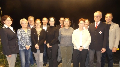 Von links: Mit Ehrenurkunden dankte Bereitschaftsleiterin Marina Bernhard Claudia Götz und Karolin Gauthier für fünf, Karolina Forster für zehn, Uta Nürnberger für 45 und Petra Weissel für 50 Jahre Dienst in der BRK-Bereitschaft Eschenbach. Weissel erhielt zusätzlich die Ehrennadel des DRK.  (Bild: Walther Hermann)