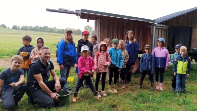 Die Kinder erlebten einen tollen Nachmittag bei Hühnern und Ziegen (Bild: Gabriele Böhm)