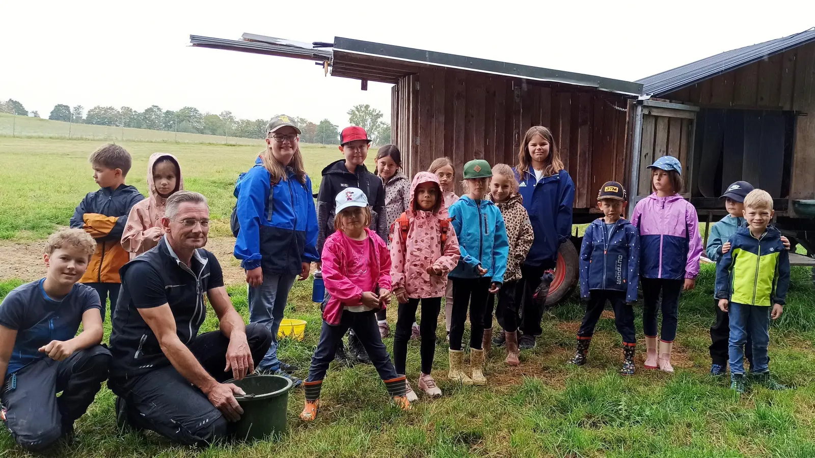 Die Kinder erlebten einen tollen Nachmittag bei Hühnern und Ziegen (Bild: Gabriele Böhm)