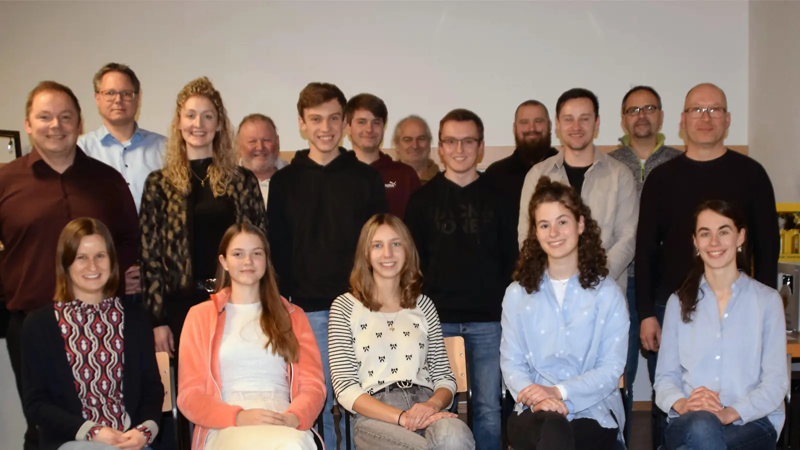 Die neu gewählte Vorstandschaft der Gebenbacher Blasmusik mit Vorsitzenden Simon Lösch )links) und seinem Stellvertreter Johannes Gottschalk (3 . von rechts) (Bild: Wolfgang Schöpf )