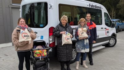 Die beiden Vorsitzenden der Initiative e.V. zusammen mit Frau Laurich von der AWO und Fahrer Christian. (Bild: Steffi Roberts)