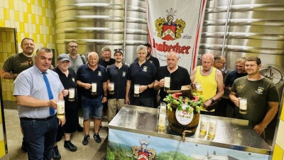 Die Delegation des Sportanglervereins Schwarzenfeld e.V. zusammen mit Herrn Weiler. (Bild: Michael Bauer)