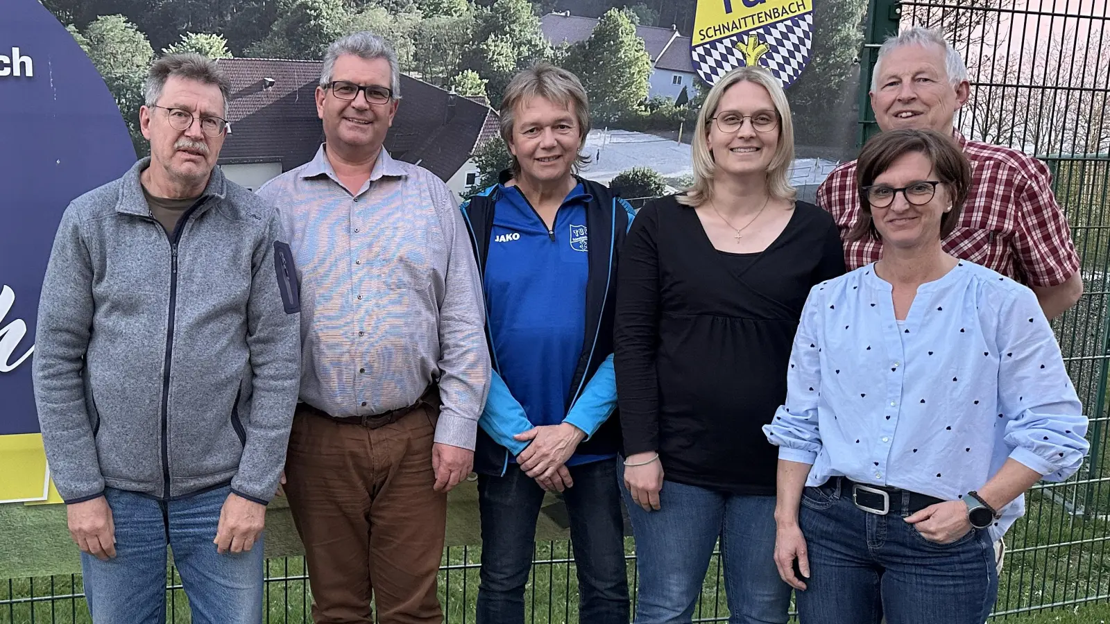 Für weitere zwei Jahre wurden in Ihren Ämtern bestätigt. Vorstand Günter Dobmeier(hinten rechts), 2.Vorstand Sandra Werner(vorne rechts) und Kassierin Martina Igl-Kellner(2.von rechts). Mit im Bild von links: TUS-Vorstand Gerald Dagner, 3.Bürgermeister Manfred Schlosser und Gesamtjugendleiter Franz Schumann. (Bild: Aneta Siegert)