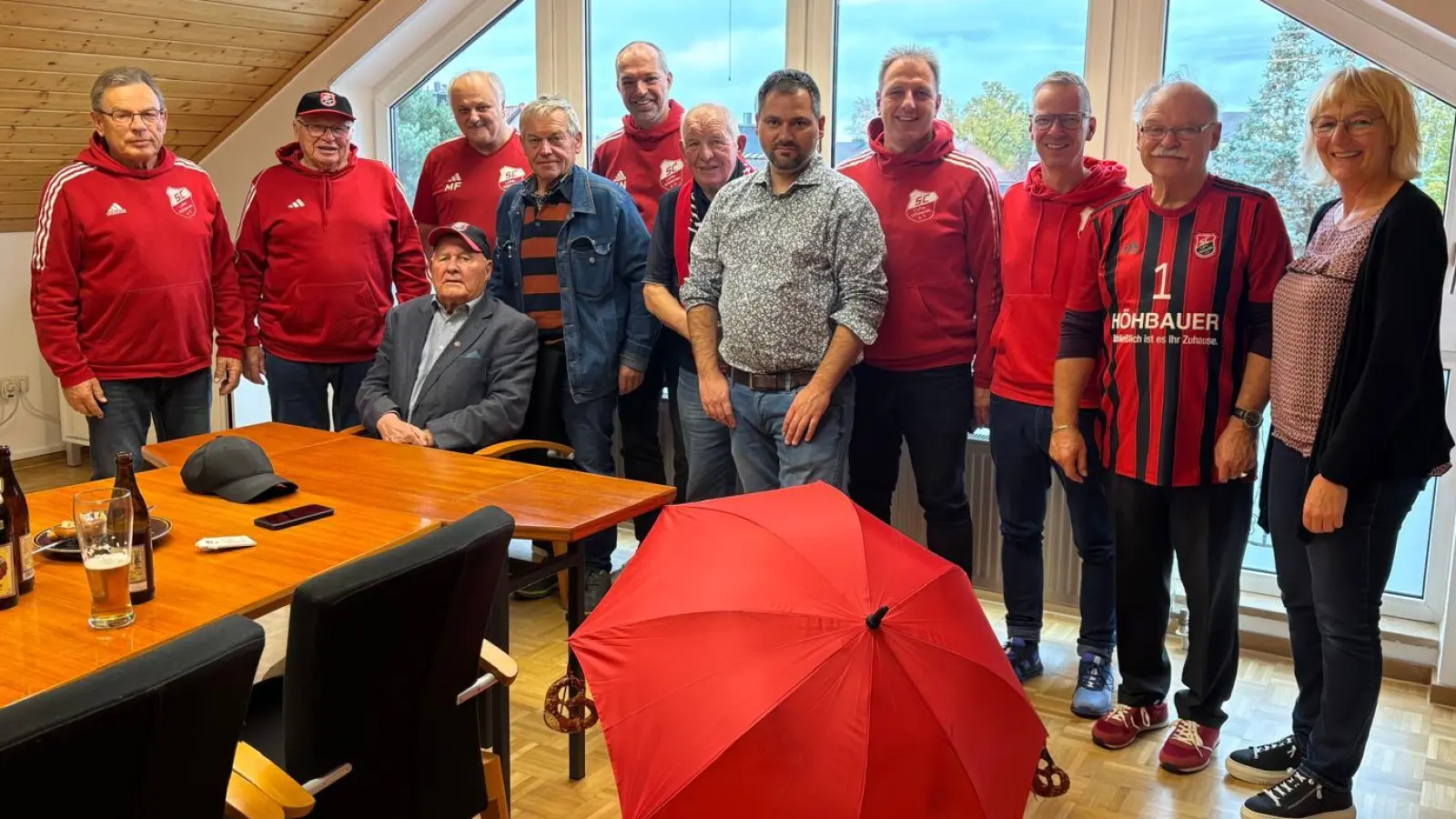 V.li. Willi Hagler, J. Frischholz,, M. Fritsch, Hans Kick, N. Stich, Bgm. Hartl, A. Gischler, M. Hofbauer, S. Frischholz, Sigrid Ziegler. Vorne sitzend Josef Meiler. Text Armin Goschler. Bild: M. Hofbauer. (Bild: Armin Goschler)