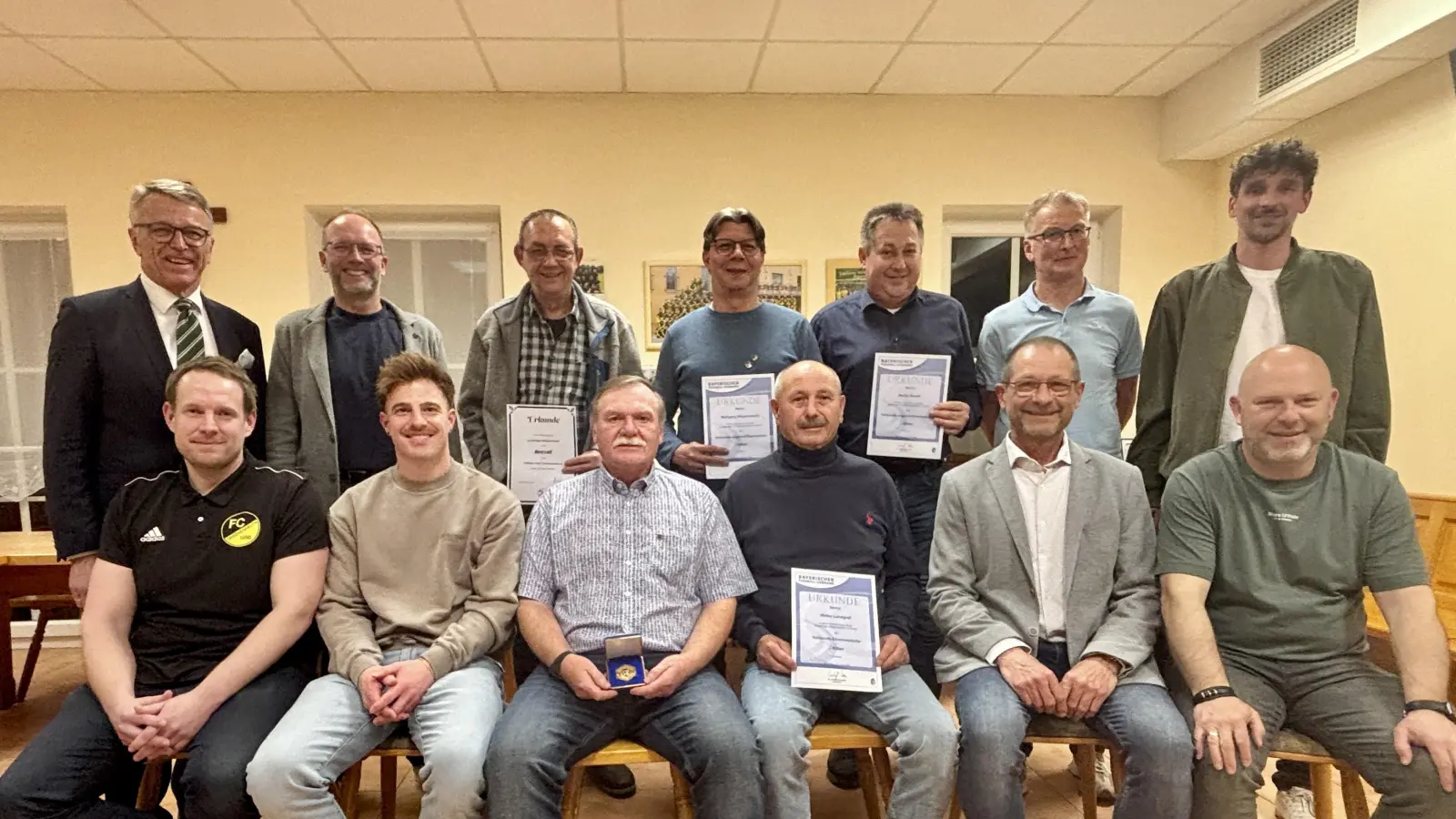 Im Bild: Die geehrten Vereinsmitglieder mit dem ausgeschiedenen 1. Vorsitzenden Harald Siegert (vorne 2.v. rechts) und seinem Nachfolger Stefan Wonke (hinten 2.v. links), sowie dem 1. Bürgermeister Franz Stahl (hinten links), der für seine Verdienste ebenfalls vom Verein ausgezeichnet wurde.  (Bild: Alexander Schirmer)