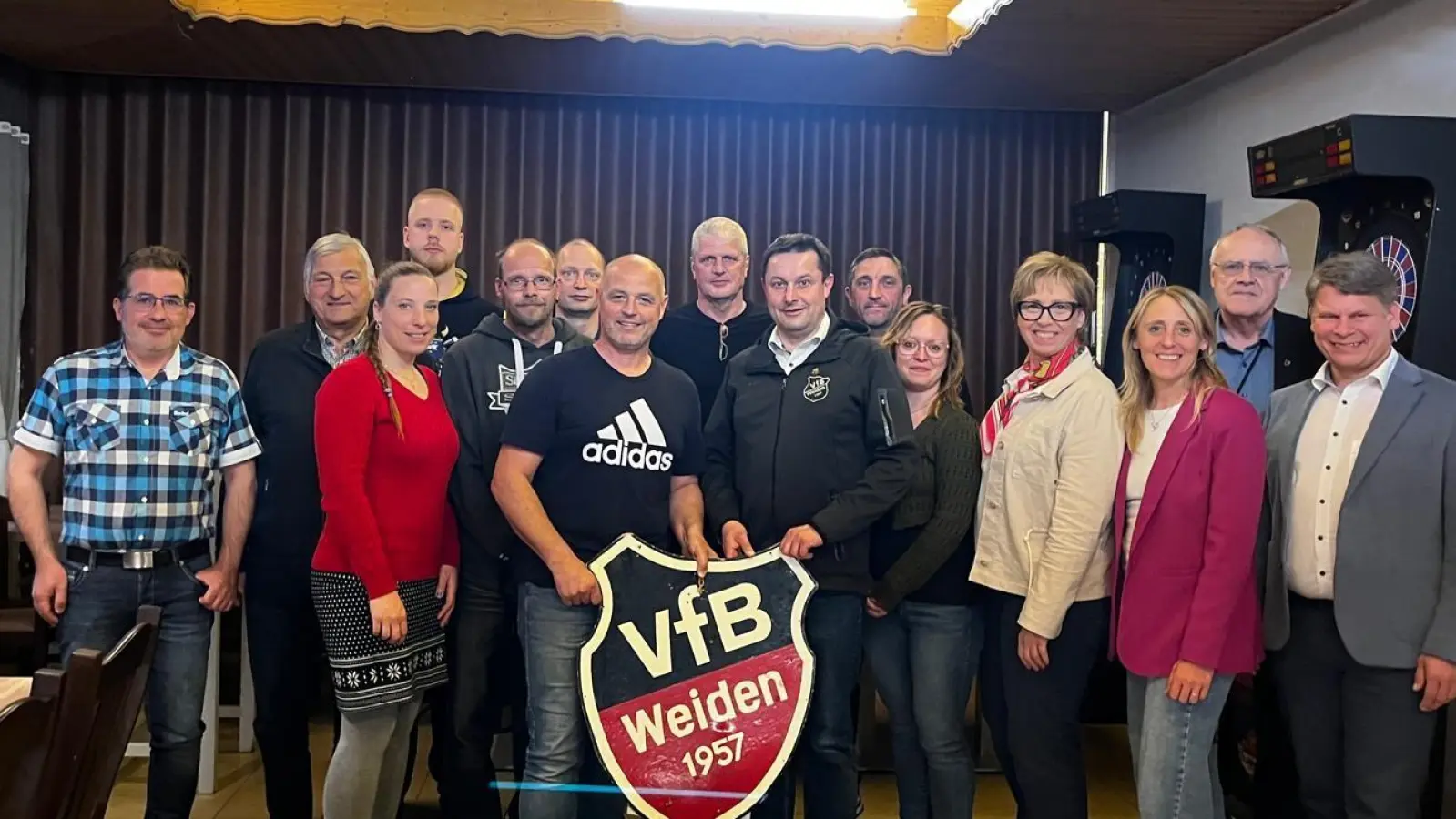 von links: Markus Emmerich (Freie Wähler), Karl Bärnklau (Grüne), Melanie Salavs, Justin Jansma, Ralf Funk, Heinz Lorenz, Günther Prößl, Stephan Gollwitzer, Christina Jaugstetter, Martin Pielorz, Sabine Zeidler (SPD), Maria Sponsel, Lothar Höher (Bürgermeister), Dr. Benjamin Zeitler. (Bild: Stephan Gollwitzer)