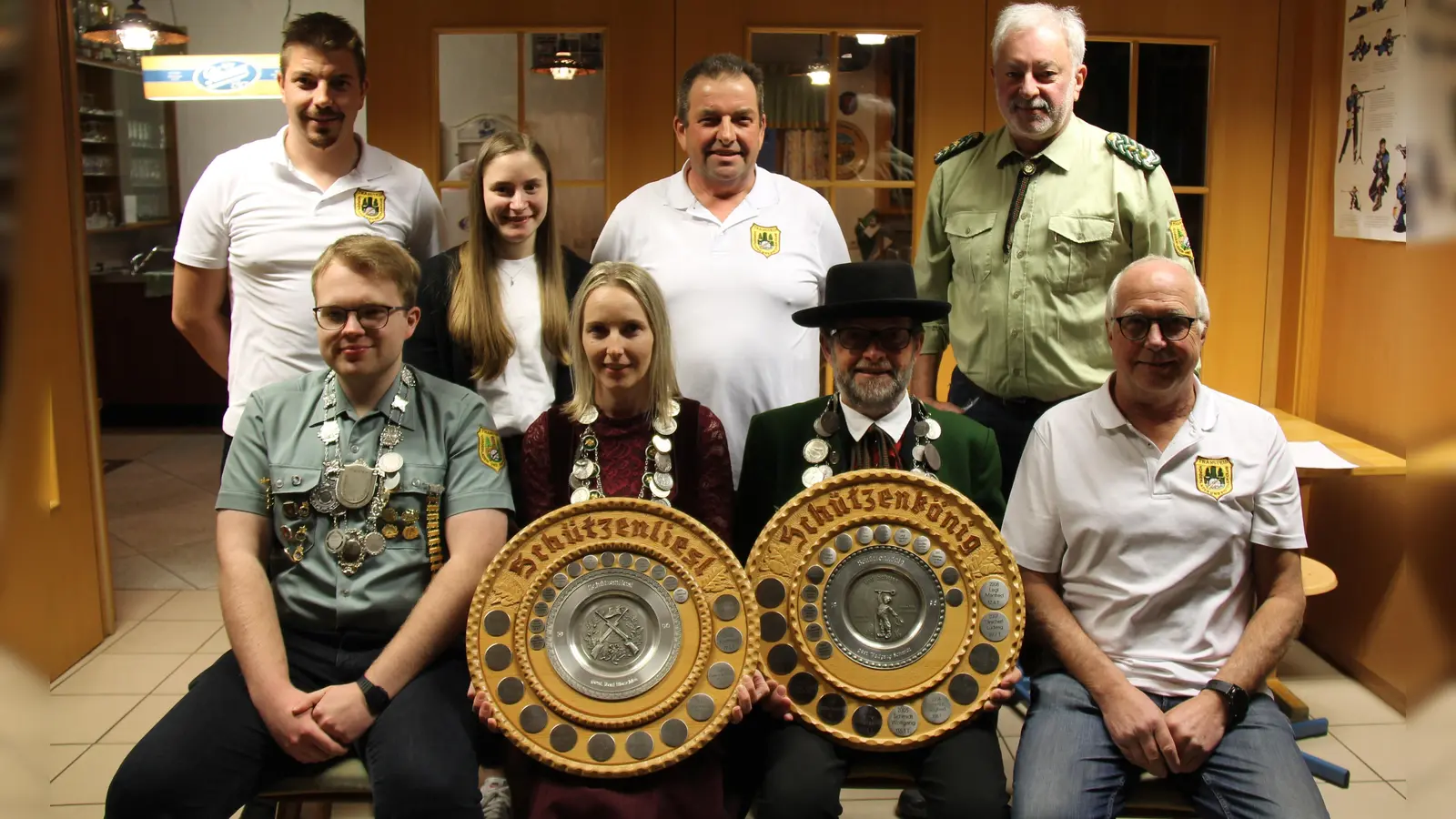 Die neuen „Hoheiten“ des VPC Thanstein mit ihren Schützenketten und -scheiben. Wolfgang Flierl, Magdalena Schmidt, Siegfried Schmidt, Günter Hirsch (vorne v. links), dahinter ihre Vertreter und Schützenmeister Maximilian Schmidt.  (Bild: Melanie Bucher)