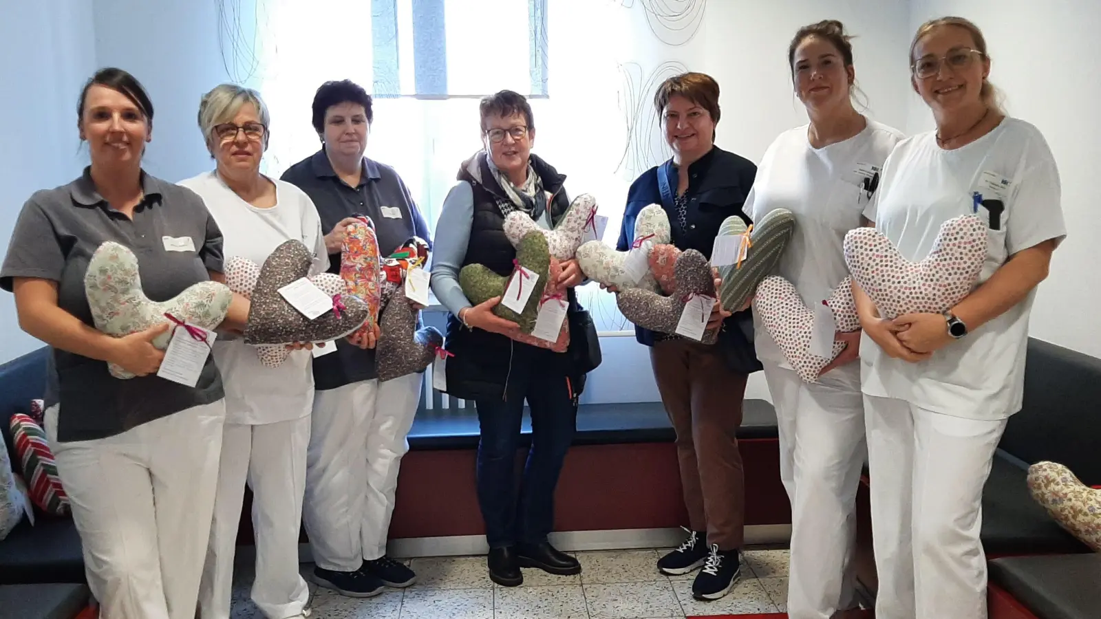 Übergabe der Herzkissen an das Klinikum Weiden  (Bild: Grit Popelka )