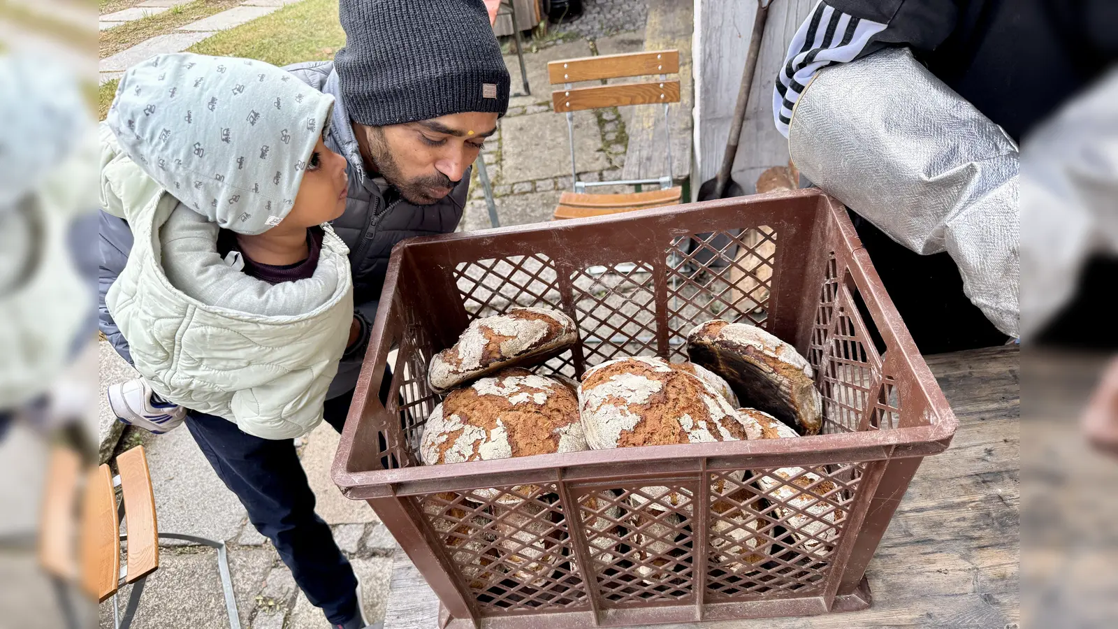 Der Duft von frisch gebackenem Brot zog durch Wutschdorf, das freute viele Gäste aus Nah und Fern. (Bild: Ina Piehler)