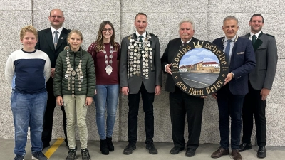 Von links im Bild: Jugendkönig Bogen Christopher Schedl, 1. GSM Florian Greil, Jugendkönigin LG Lisa Kupfer, Schützenkönigin Bogen Christina Bartl, Schützenkönig LP Peter Härtl, 2. BGM Peter Gold, Landrat Roland Grillmeier, 1. SM Tobias Birkner. (Bild: Lisa Kollarik)
