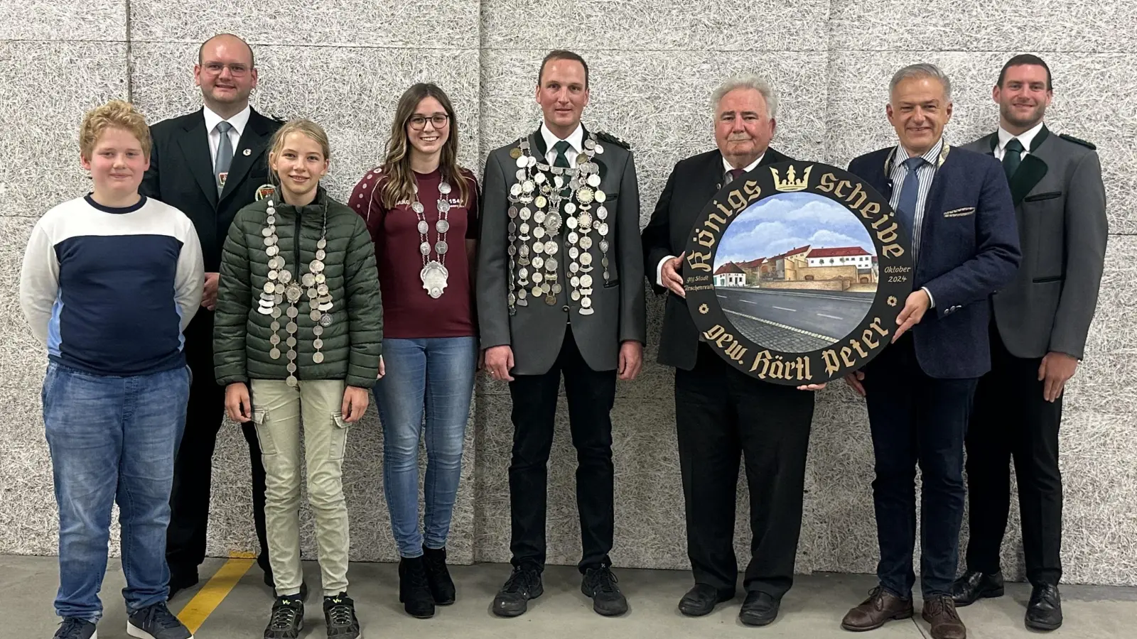 Von links im Bild: Jugendkönig Bogen Christopher Schedl, 1. GSM Florian Greil, Jugendkönigin LG Lisa Kupfer, Schützenkönigin Bogen Christina Bartl, Schützenkönig LP Peter Härtl, 2. BGM Peter Gold, Landrat Roland Grillmeier, 1. SM Tobias Birkner. (Bild: Lisa Kollarik)