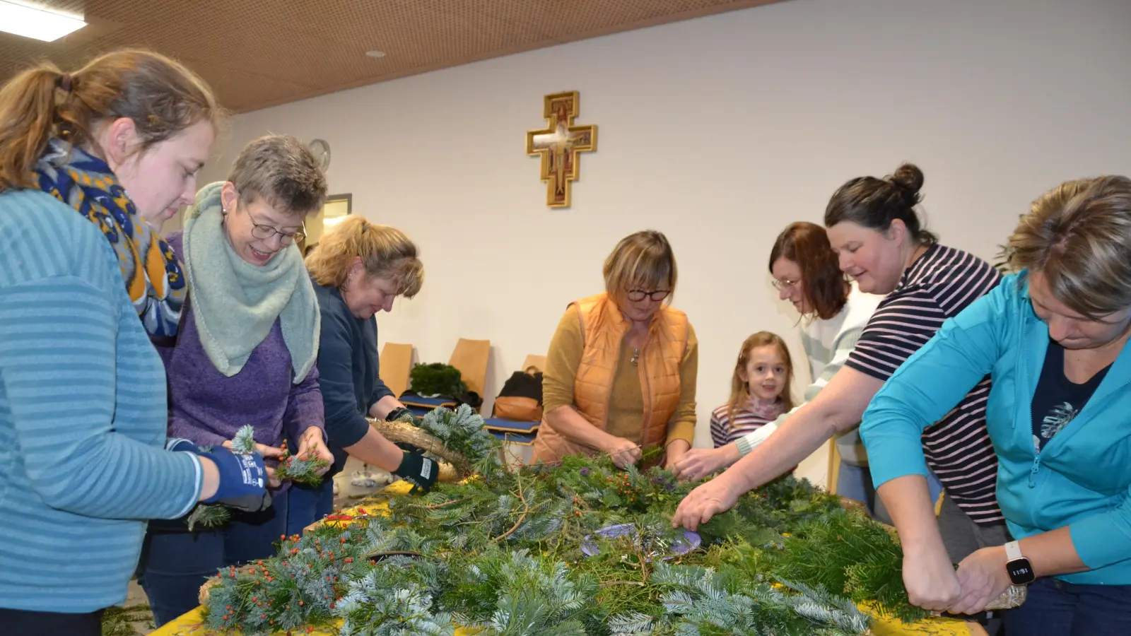 An zwei Tagen ging es rund beim Binden von Advents- und Türkränzen. Dazu hatte der Frauenbund eingeladen.  (Bild: Peter Garreiss)
