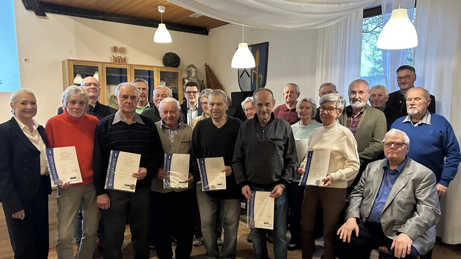 Viele Mitglieder erhielten Auszeichnungen für langjährige Treue zum VdK Schwarzenfeld. (Bild: Cordula J. Strupf-Daub )