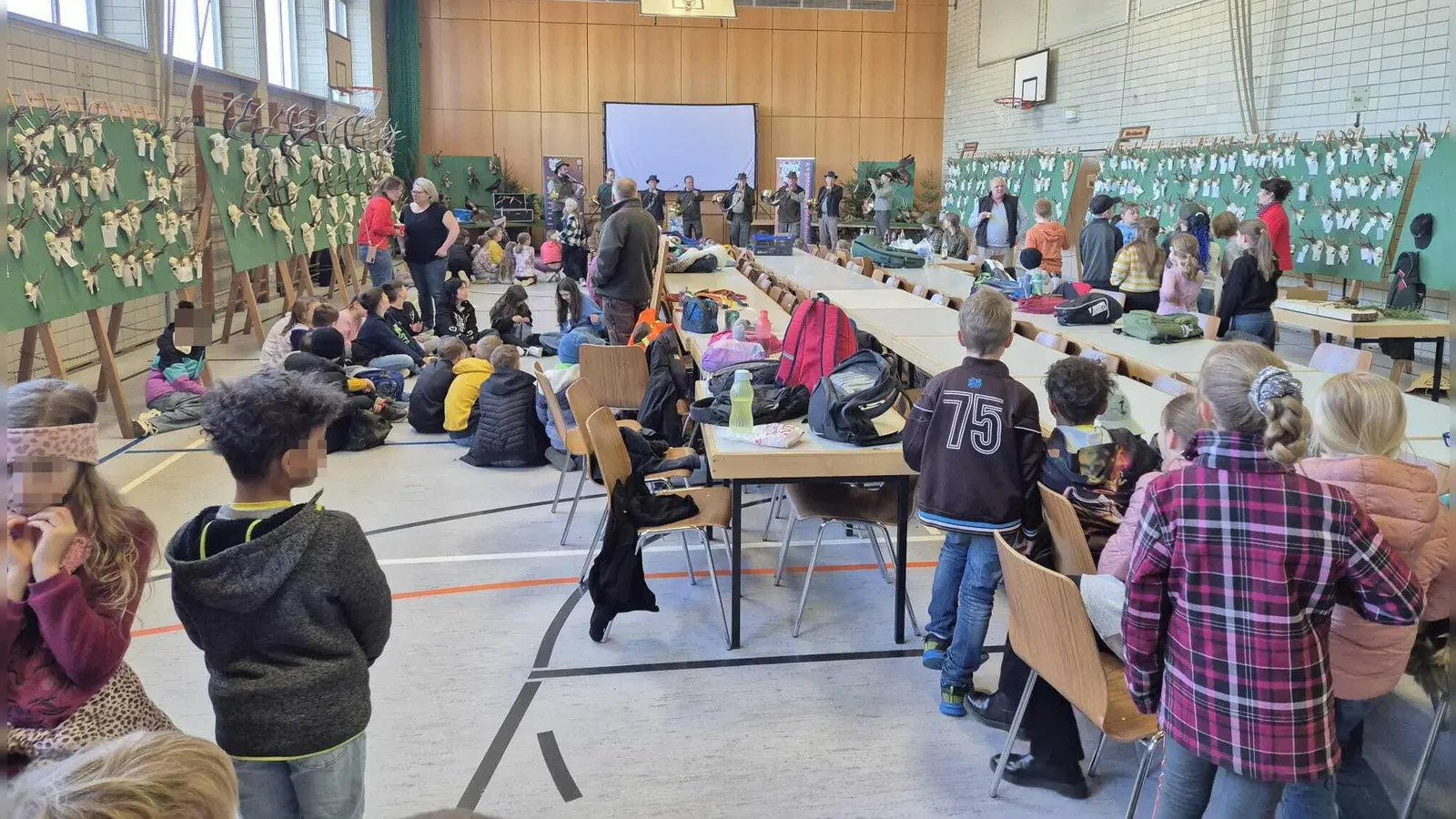 Mehrere Schulklassen waren beim Rahmenprogramm der Hegeschau der Hegegemeinschaft Eslarn zu Gast. (Bild: Ludwig Hartl)