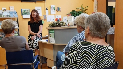 Frau Gabi Scharf, Leiterin der Bücherei Kulmain und KAB Mitglieder beim Besuch in der Bücherei Kulmain. (Bild: Christine Sollfrank)