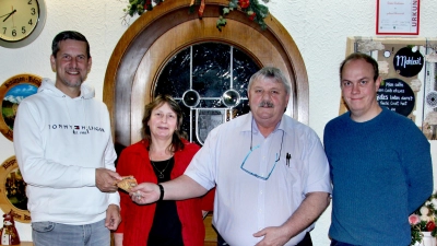 Organisator und Vorsitzender des Lehentaler Heimatvereins, Josef Lutter (Zweiter von rechts), Christine Vogel von den Peterhofkeglern und Florian Czeska von der Freiwilligen Feuerwehr (rechts) mit Etzelwangs Bürgermeister Roman Berr (links). (Bild: Leonhard Ehras)