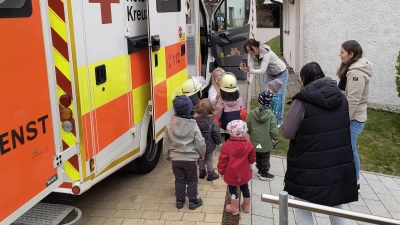 Foto 03: Das wollten alle Kinder ganz genau sehen, was alles in diesem Rettungswagen verstaut ist. (Bild: Monika Mühlbauer)