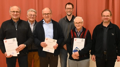 Aus den Kirchenverwaltungen Enzenrieth und Pirk wurden Josef Kummer, Michael Bauer und Karl Prell (vorne, von links) von den Kirchenpflegern Herbert Argauer, Volker Keck (zweite Reihe, von rechts) und Pfarrer Thomas Stohldreier (rechts) verabschiedet.  (Bild: Kerstin Kiener)