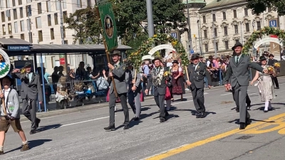 Erwin Kolb, Fahnerträger Eric Pilhofer, Ehrenschützenmeister Manfred Rubenbauer, 1. Landesritter Johannes Kolb, Schützenmeister Werner Grünthaler und Sebastian Grünthaler vertraten den Bruderbund beim Oktoberfestzug 2025 (Bild: Eva-Marie Kolb)