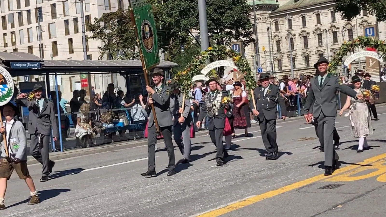 Erwin Kolb, Fahnerträger Eric Pilhofer, Ehrenschützenmeister Manfred Rubenbauer, 1. Landesritter Johannes Kolb, Schützenmeister Werner Grünthaler und Sebastian Grünthaler vertraten den Bruderbund beim Oktoberfestzug 2025 (Bild: Eva-Marie Kolb)