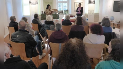 Gerda Stollner bei der Begrüßung der Autorin Johanna Schmotz (Bild: Georg Pilhofer )