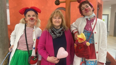Spendenübergabe der KLB Wernersreuth ans Klinikum Weiden, an die Klinik Clowns e.V. Abgebildet: Brigitte Meyer und die Klinik Clowns „Dr. Trudi Eierfleck“ (links) und „Giggi Pfifferling“ (rechts). (Bild: Friedrich Peterhans)