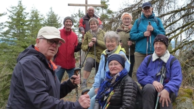 Wanderer des OWV Nabburg auf dem 616 Meter hohen Kulmstein bei Windpaissing, sieben Kilometer westlich der Stadt Nabburg. (Bild: Hans Rachwalik)