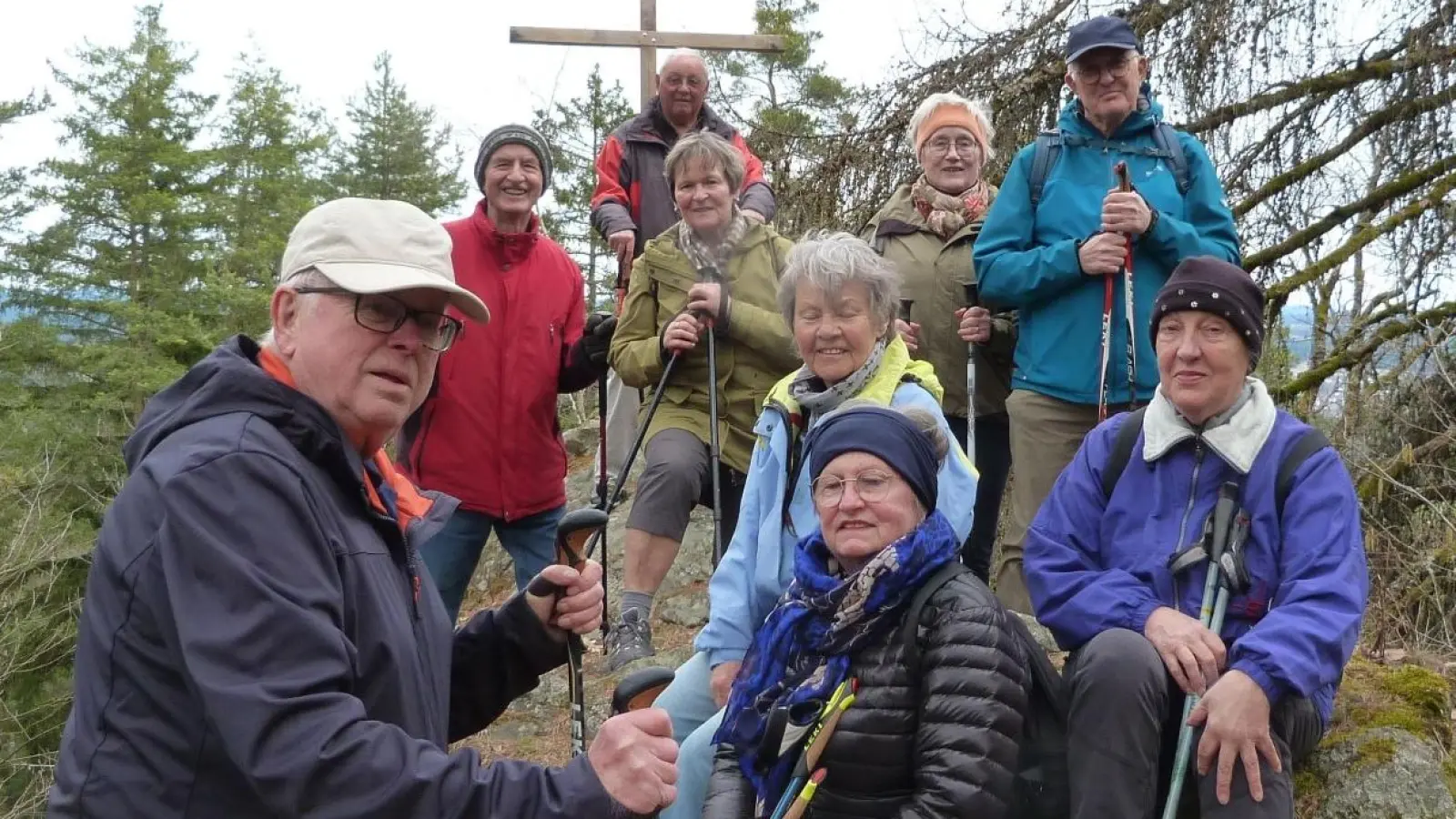 Wanderer des OWV Nabburg auf dem 616 Meter hohen Kulmstein bei Windpaissing, sieben Kilometer westlich der Stadt Nabburg. (Bild: Hans Rachwalik)