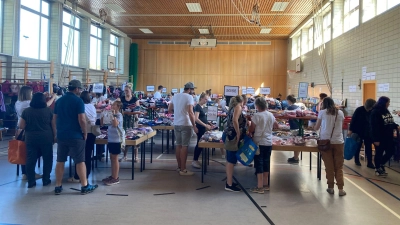 Gut sortierte Tische bereiten Kauffreudigen Lust beim Stöbern (Bild: Beate Feneis)