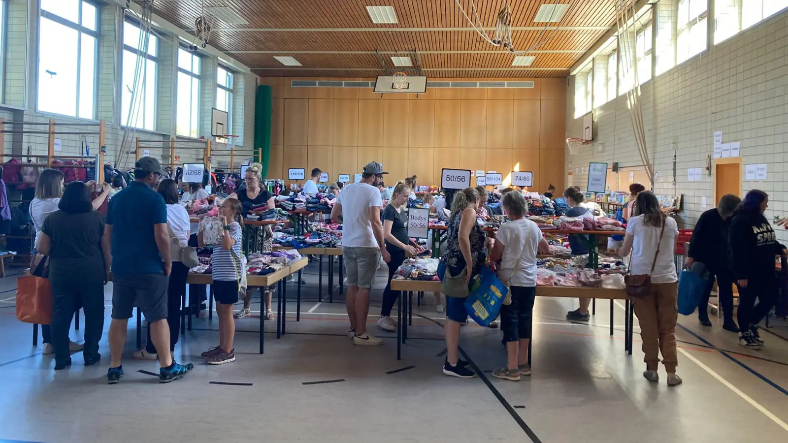 Gut sortierte Tische bereiten Kauffreudigen Lust beim Stöbern (Bild: Beate Feneis)